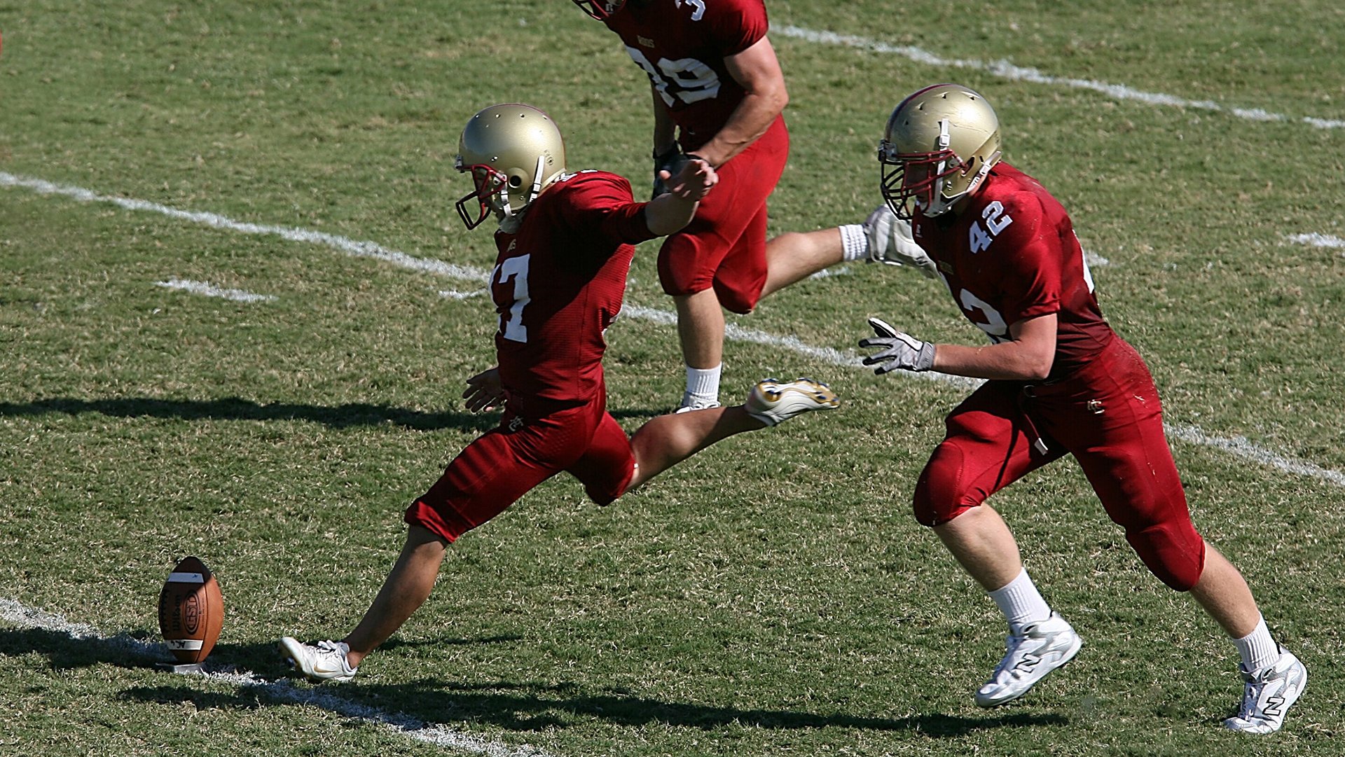 爱游戏-“东桃花岛迎来缆绳滑水赛，极限运动尽显风采”